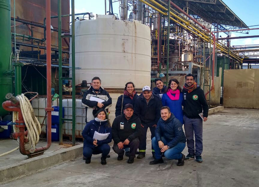Docentes y estudiantes de la Facultad de Ingeniería junto a integrantes de la Cooperativa Aceitera La Matanza.